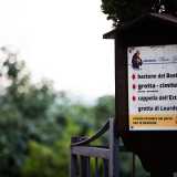 Grazie ad alcuni cartelli direzionali, possiamo notare altri angoli d�interesse presenti all�interno del santuario come i luoghi di preghiera della "grotta di Lourdes" e della �cappella dell'estasi�...